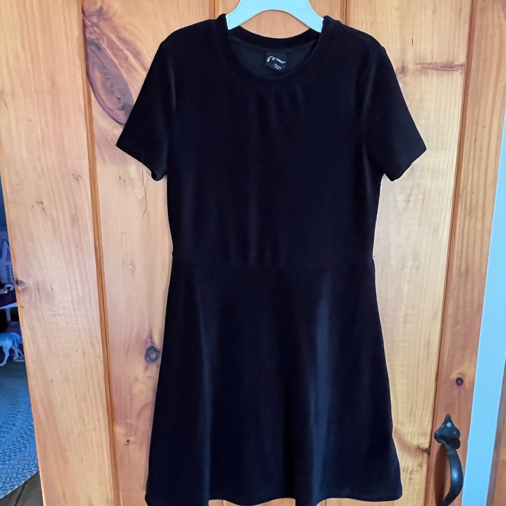Little girl black short sleeve dress.